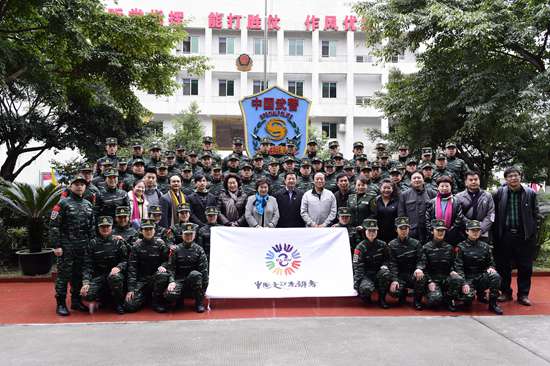中国文艺网-中国文联文艺志愿服务小分队走进女子特警队