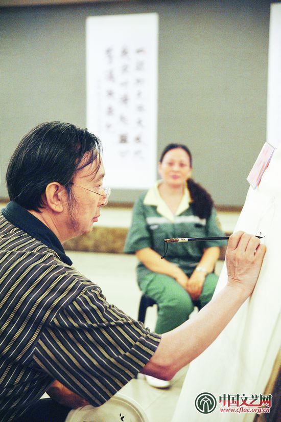 中国文艺网-百名文艺家走进城市美容师