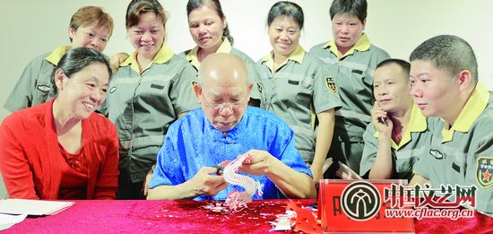 中国文艺网-百名文艺家走进城市美容师