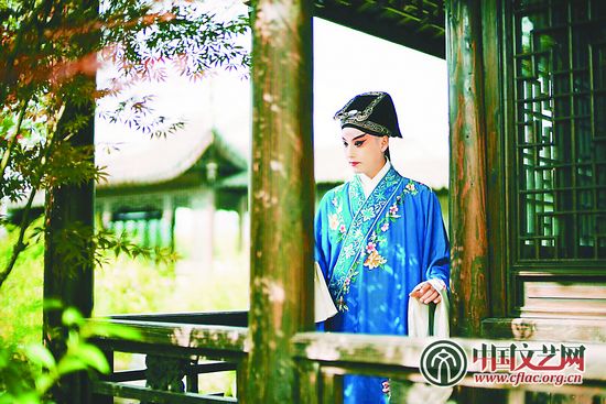 中国文艺网-施夏明:情钟光影,缘定巾生