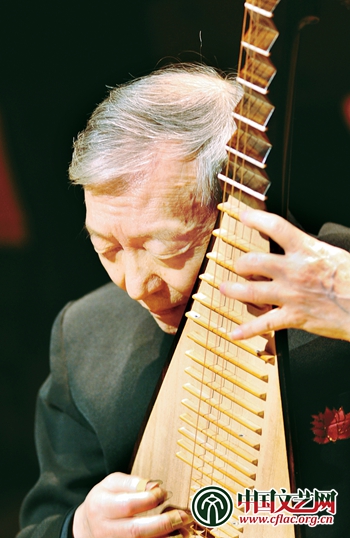中国文艺网-举头望明月 低头弹琵琶