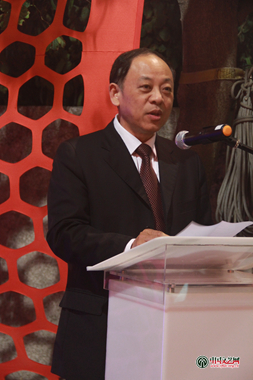 藝術周開幕式上，中國文聯副主席夏潮致辭