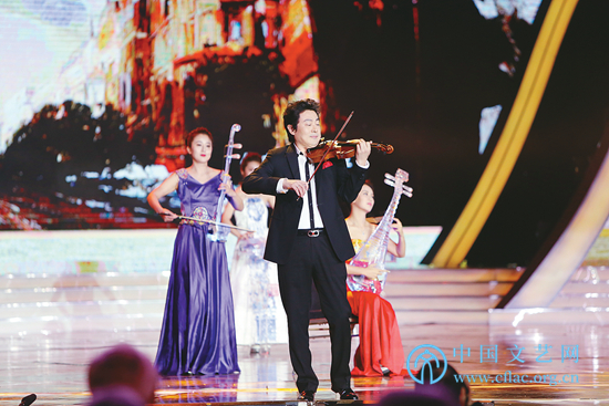 百花迎春送春来 春暖花开新时代