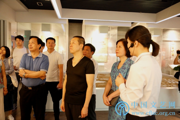 中国舞协文艺志愿服务团 送欢乐 下基层走进