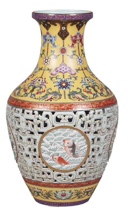 仿清乾隆粉彩“吉庆有余”纹镂刻瓶(陶瓷综合装饰) 阳士琦