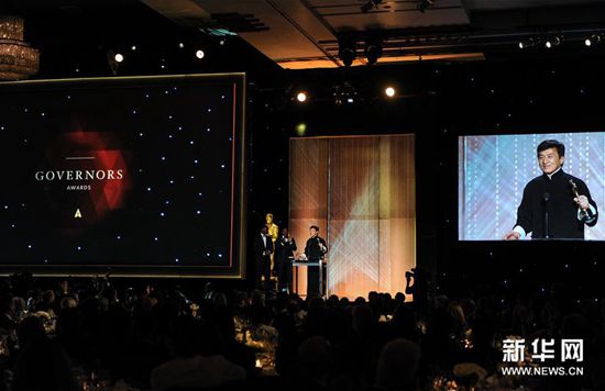 成龙捧得小金人