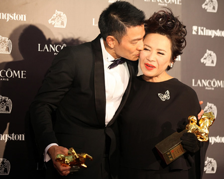 获奖后，刘德华（左）在新闻中心轻轻吻了“桃姐”叶德娴