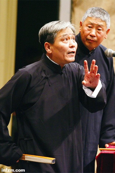 马志明(前)和搭档黄族民在“老骥新驹”马氏相声专场上表演。马氏相声上一次开专场,还是1986年的事。马志明喜欢孙悟空,“本事再大,只是个散仙,仙班里没有他这一号。” (受访者供图)