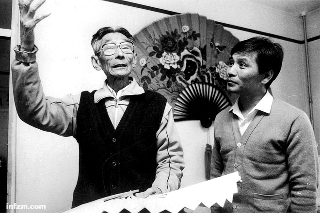 马志明和父亲马三立(左)。马志明说:“演员没有不喜欢上台的,我肯定也不例外。但现在跟年轻时的劲儿不一样了……我总觉得马氏相声在我这儿应该到站了。” (受访者供图)