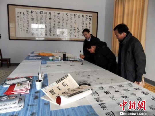 中国文艺网-河南有个书法村 5000村民有1000