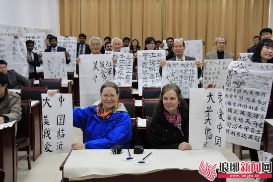 中国文艺网-国际友人在临沂学习中国书法