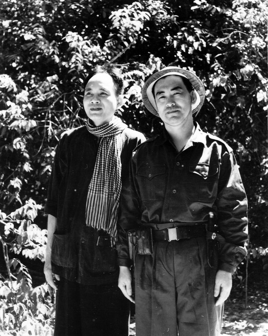 徐怀中(右)与"中国作家记者组"领队阮玉林合影