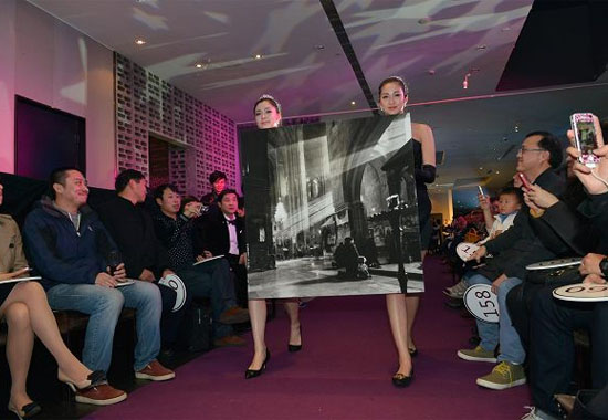 美女模特展示画作