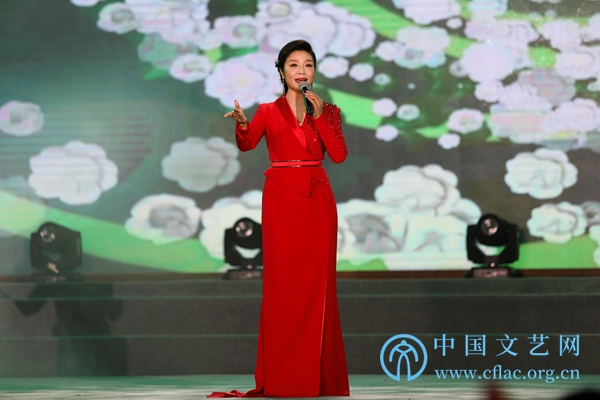 李丹阳演唱歌曲《亲亲的茉莉花》 中国文艺网 张宝瑞 摄 刘和刚演