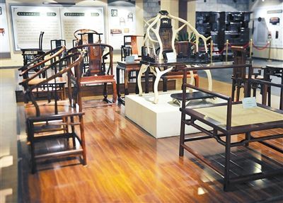 尽管红木种类较多,但市场上销售的红木以黄花梨、紫檀、酸枝为主。