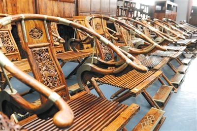 目前市场上红木产品众多,但国标《红木》规定的红木只有33种。新京报记者 王远征 摄