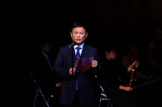 海南省委常委、宣传部部长许俊代表2013两岸诗会组委会宣布授予余光中、郑敏、姚风、阎安四位诗人2013两岸诗会桂冠诗人奖