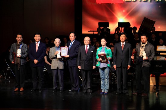 陈云林、蒋孝严、李宪生、于迅为获得2013两岸诗会桂冠诗人奖的余光中、郑敏、姚风、阎安颁奖