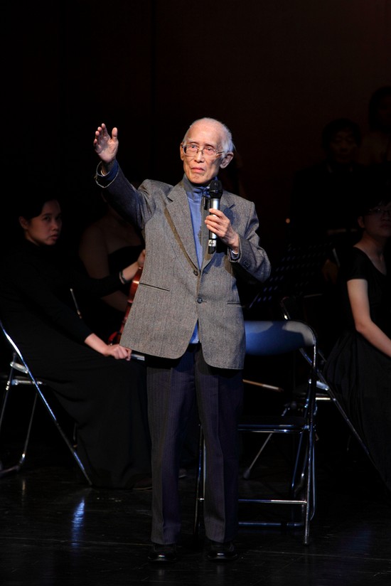 余光中先生用独特的“祖传秘方”口音现场朗诵《念奴娇·赤壁赋》