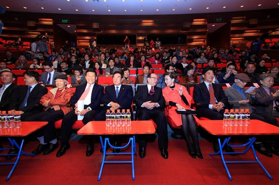 海协会顾问陈云林、中国国民党副主席蒋孝严及其夫人、海南省委副书记李宪生等领导出席