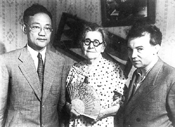 1954年，巴金在前苏联雅尔达的契诃夫故居，同契诃夫妹妹玛丽亚・契诃夫及罗马尼亚诗人米哈依・别纽克合影。