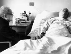 1985年3月27日，巴金（左）在北京医院探望重病中的周扬。