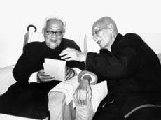 1985年3月27日，巴金（左）看望91岁的叶圣陶。叶老拿出亲自审定的《叶圣陶散文甲集》，赠送老友。