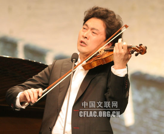 吕思清演奏《爱的致意》。中国文联网 彭宽/摄