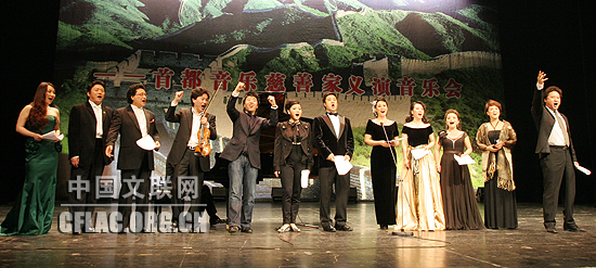 全体艺术家与观众合唱《团结就是力量》。中国文联网 彭宽/摄