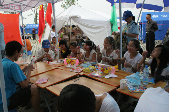 5月30日下午5点11,绵阳九洲体育馆,孩子们在志愿者的组织下,吹出五彩的肥皂泡,灾难的阴影也会渐渐被吹散,多彩的笑容最终将长久地驻留他们的童真的脸上。中国文联网