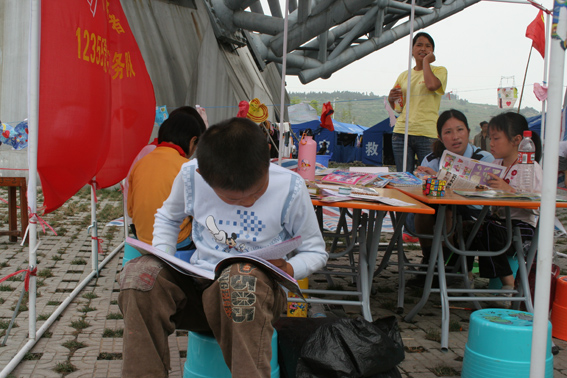 5月30日下午5点11,绵阳九洲体育馆中好学的孩子。中国文联网