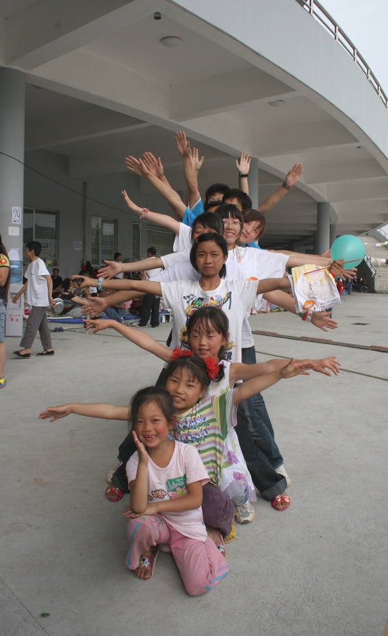 5月30日下午5点15,一群孩子在绵阳九洲体育馆前摆出“千手观音”造型。中国文联网