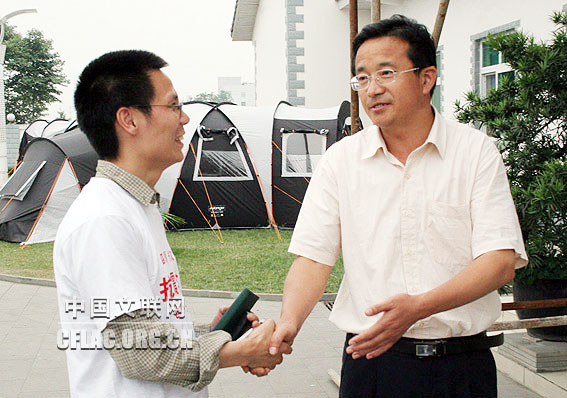 5月31日,中国艺术报(中国文联网)赴四川抗震救灾一线采访组探访中国文联国际部在绵竹挂职干部、副市长曲华江(右)。地震发生后,曲华江被安排负责绵竹50多万人的赈灾物资发放分配工作,从5月12日开始,他连续5天连刷牙的时间都没有,体重减轻了10多斤,因为帐篷全部发给了受灾群众,他至今仍然睡在汽车里。中国文联网