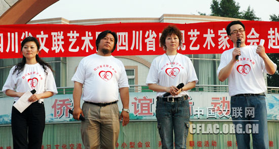 诗朗诵《我有一个强大的祖国》。左起依次为罗蓉、余小林、寒露、海光。邓风 摄