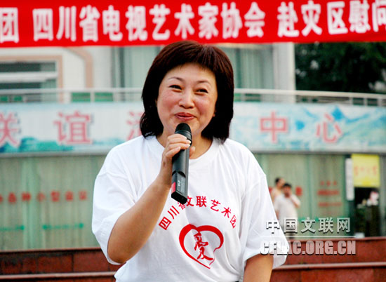 著名清音表演艺术家田临平演唱四川清音《布谷鸟》、《摘海棠》。邓风 摄