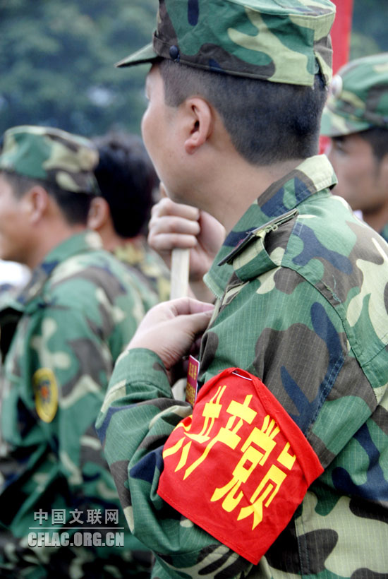 观看节目的战士。邓风 摄