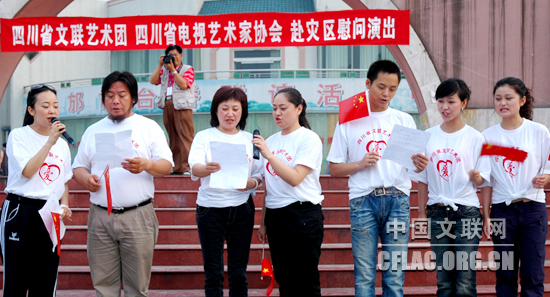 小合唱《志愿者之歌》,作者为四川省音协曾倩(左一)。邓风 摄