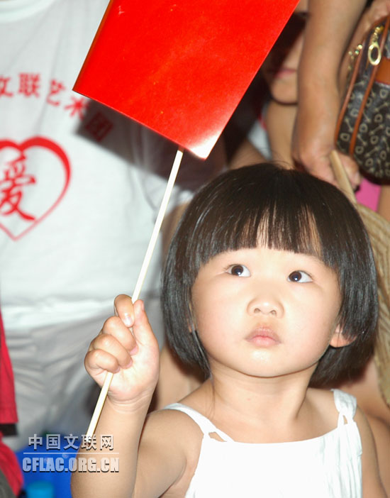 观看演出的小朋友。邓风 摄