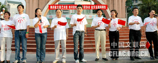 众人合唱《我和我的祖国》。左四为四川省文联党组书记、常务副主席黄启国,右四为四川省文联党组副书记杨茂成,右二为著名演员欧阳奋强。邓风 摄