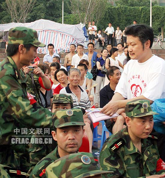 欧阳奋阳慰问官兵。中国文联网 余宁 摄