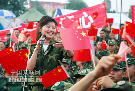 四川省歌舞剧院演员、金钟奖获得者、国家一级演员罗蓉演唱《东西南北兵》。邓风 摄