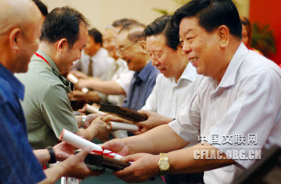 7月7日上午,纪念中国曲艺家协会成立60周年暨全国中青年曲艺家创作会议在北京举行。图为全国政协副主席、中国文联主席孙家正(右二)、中国文联名誉主席周巍峙(右三)、中国文联党组书记、副主席胡振民(右一)等领导向获奖者颁奖。中国文联网 邱振刚 摄