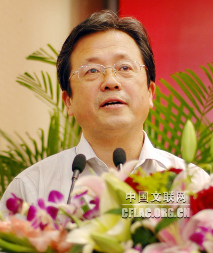 7月7日上午,纪念中国曲艺家协会成立60周年暨全国中青年曲艺家创作会议在北京举行。图为中国文联党组成员、副主席冯远在会上讲话。中国文联网 邱振刚 摄
