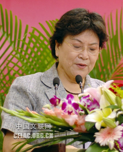 7月7日上午,纪念中国曲艺家协会成立60周年暨全国中青年曲艺家创作会议在北京举行。图为中国曲协主席刘兰芳在会上讲话。中国文联网 邱振刚 摄