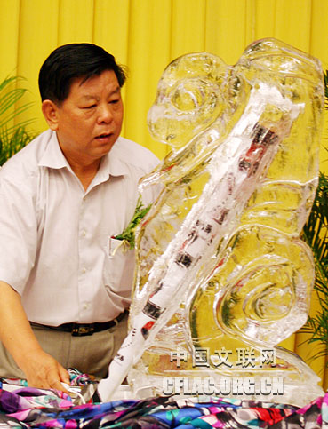 7月8日,中国电影家协会成立六十周年庆祝大会在全国政协礼堂举行。图为中国文联党组书记、副主席胡振民点亮“薪火相传”火炬。中国文联网 吴月玲摄影报道