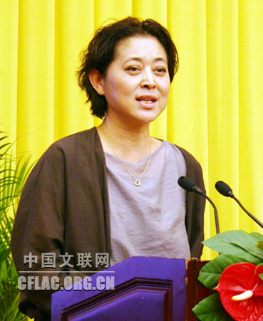 月8日,中国电影家协会成立六十周年庆祝大会在全国政协礼堂举行。图为倪萍主持“薪火相传”仪式。中国文联网 吴月玲摄影报道