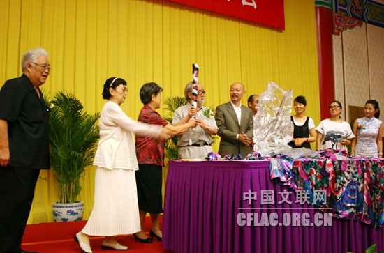 7月8日,中国电影家协会成立六十周年庆祝大会在全国政协礼堂举行。图为于洋、王晓棠、陶玉玲、葛存壮、葛优(从左至右)等传递火炬。中国文联网 吴月玲摄影报道