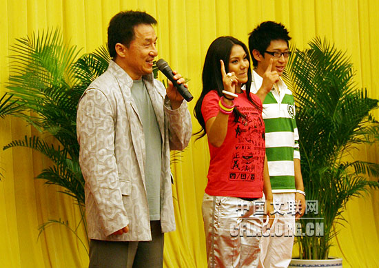 月8日,中国电影家协会成立六十周年庆祝大会在全国政协礼堂举行。图为成龙演唱《国家》。中国文联网 吴月玲摄影报道