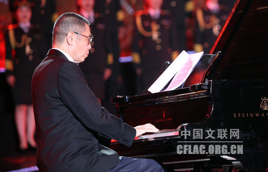 “百花赋——纪念中国文学艺术界成立60周年文艺晚会”7月17日晚在北京人民大会堂举办。图为刘诗昆在演奏。