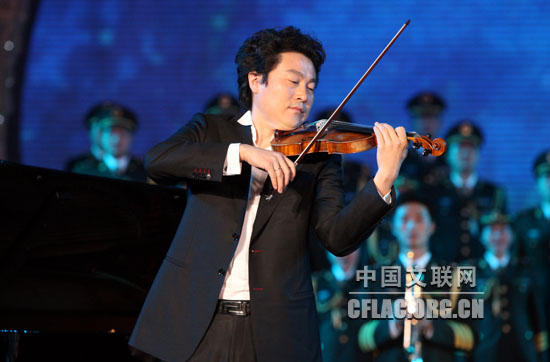 “百花赋——纪念中国文学艺术界成立60周年文艺晚会”7月17日晚在北京人民大会堂举办。图为吕思清在演奏。